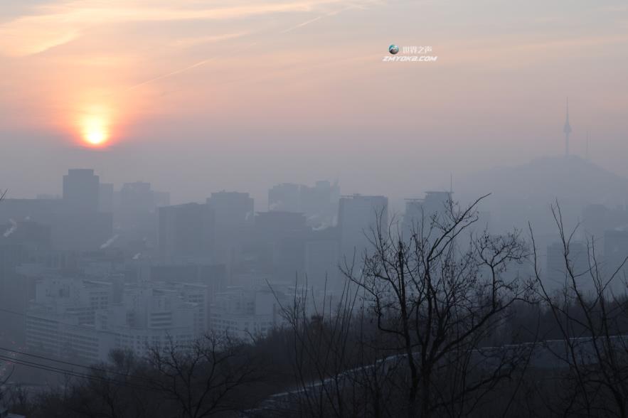 Seoul is covered by heavy fine dust on Monday. (Yonhap)