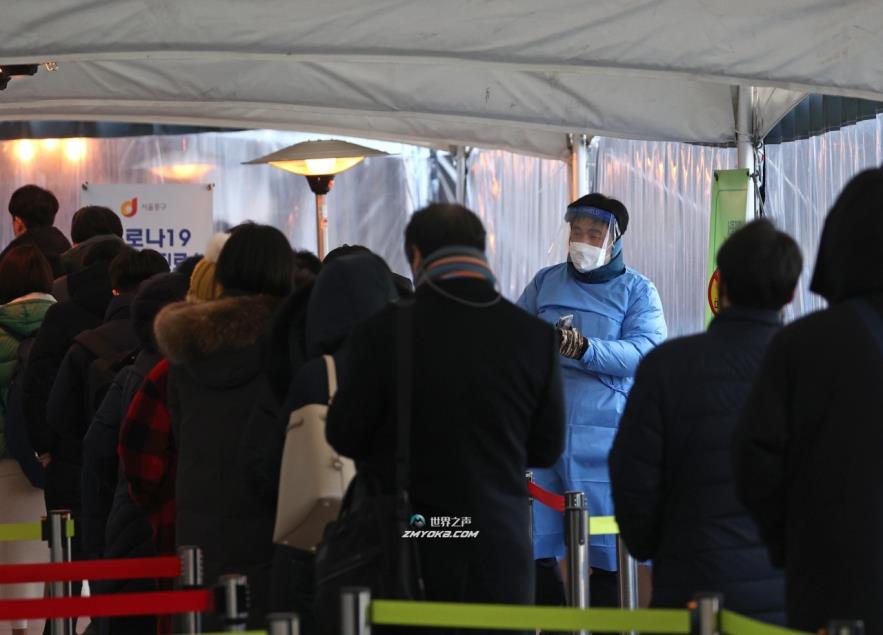 Citizens wait in line to receive COVID-19 tests at a makeshift clinic in central Seoul last Friday. (Yonhap)