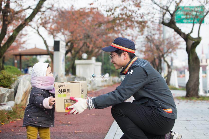 A Korea Post employee delivers a parcel to a toddler.(Korea Post)