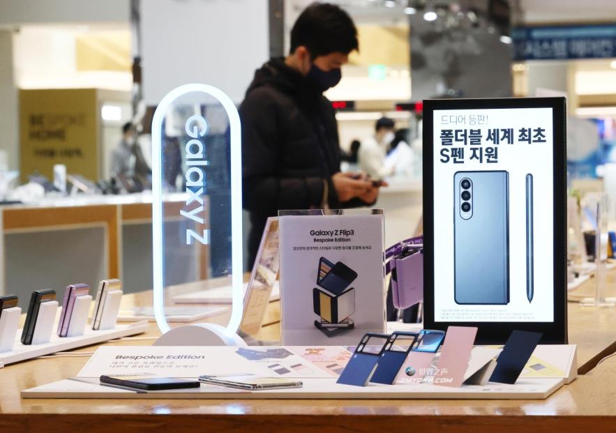 Smartpho<em></em>nes are displayed at Samsung's d'light shop in Seocho-gu, Seoul. (Yonhap)