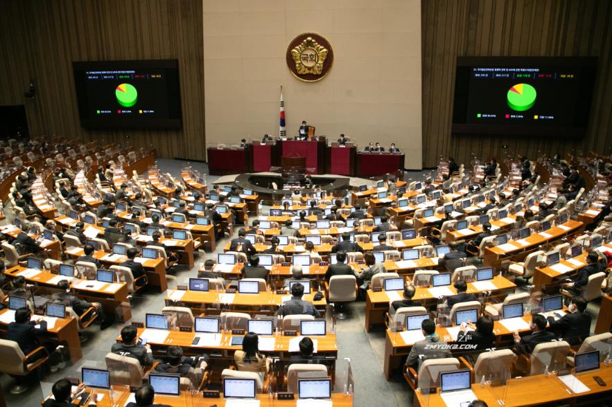 Lawmakers vote on a bill regarding unio<em></em>n representation in public institutions' boards at a plenary session of the Natio<em></em>nal Assembly on Tuesday. (Yonhap)