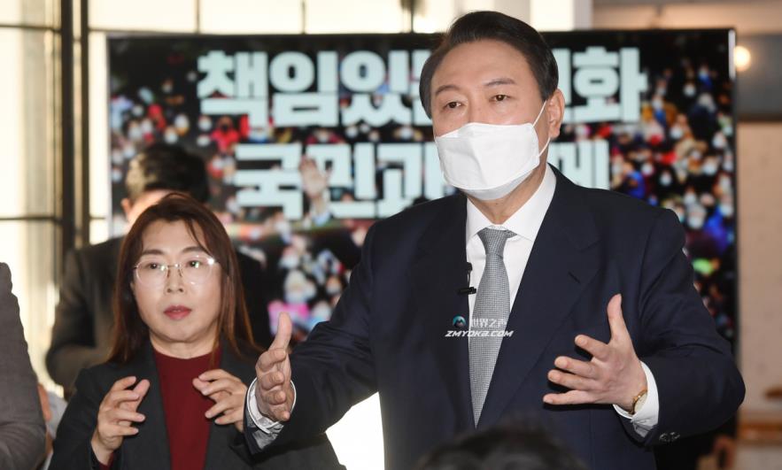 Presidential candidate Yoon Suk-yeol of the main opposition People Power Party speaks at his New Year’s press co<em></em>nference at a cafe in Seoul on Tuesday. (Yonhap)