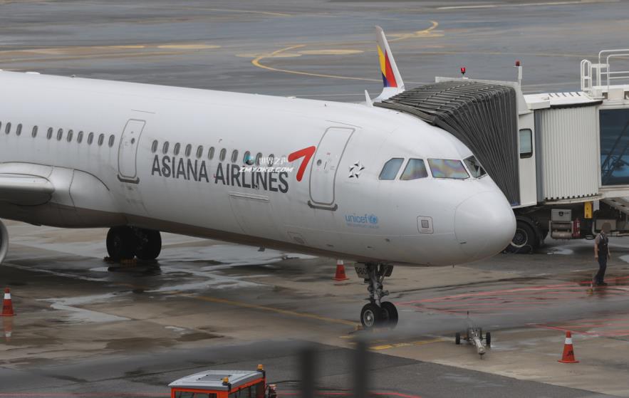 An Asiana Airlines aircraft sits at Incheon Airport. (Yonhap)
