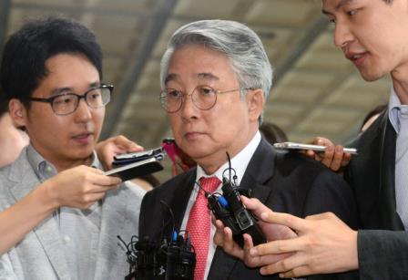 Renault Samsung Motor CEO Park Dong-hoon, former chief of Volkswagen Korea, appears to the prosecution for questioning. (The Investor)