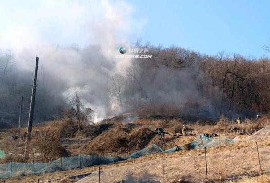 Smoke is visible at the place wher<em></em>e a fighter jet crashed into a mountain in Hwaseong, Gyeo<em></em>nggi Province, on Tuesday, in this provided photo. (Yonhap)