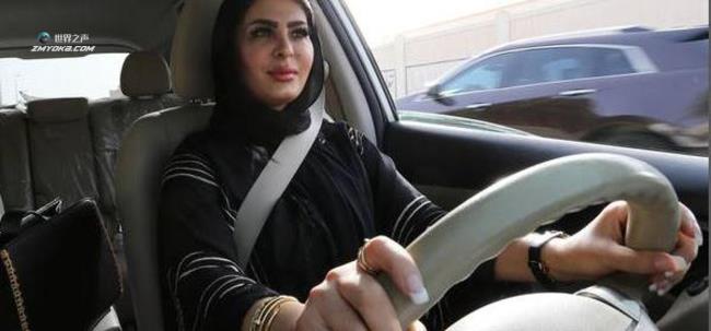 现在在沙特阿拉伯，女性可以开出租车了
