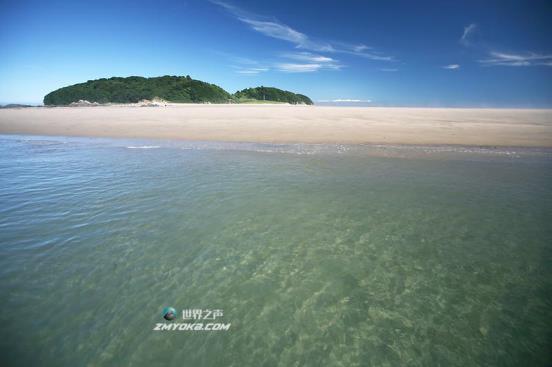 An image of the ocean and sand field on the desert island. (Incheon Tourism Organization)