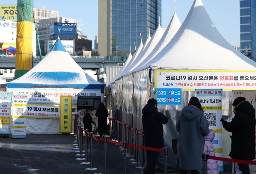 People wait to take coro<em></em>navirus tests at a pop-up screening clinic in front of Seoul Station on Tuesday. South Korea's daily coro<em></em>navirus cases stayed below 4,000 for the fifth co<em></em>nsecutive day amid tightened antivirus restrictions to curb the spread of COVID-19. (Yonhap)