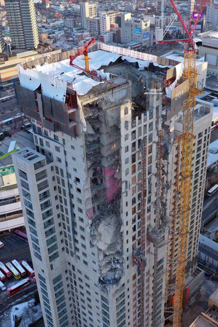 This photo taken Wednesday shows a collapsed exterior wall of an apartment building under co<em></em>nstruction in Gwangju. (Yonhap)