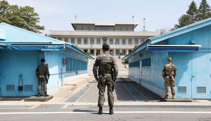 In the file photo taken April 19, 2018, South Korean and US soldiers stand guard at the inter-Korean truce village of Panmunjom, north of Seoul, ahead of the historic inter-Korean summit talks at the village on April 27. (Yonhap)