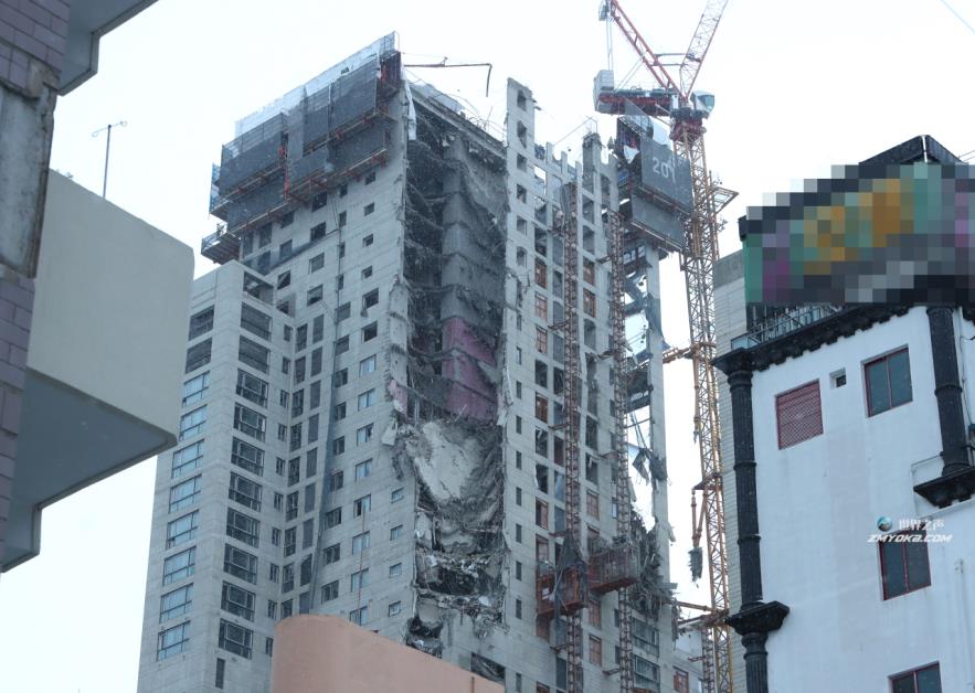 Exterior walls of a high-rise apartment building in western Gwangju are seen ripped off on Wednesday. (Yonhap)