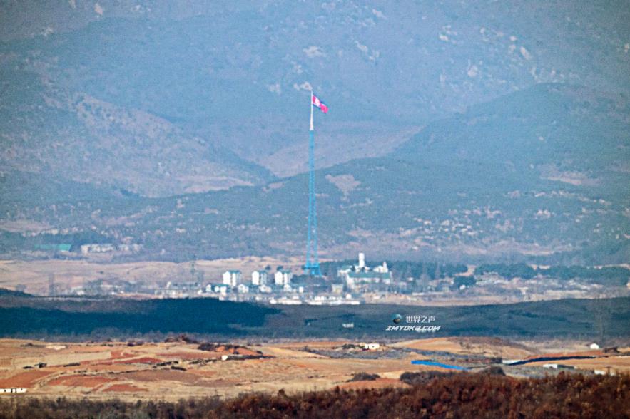 This file photo taken last Tuesday shows a North Korean flag in the North Korean village inside the Demilitarized Zone. (Yonhap)