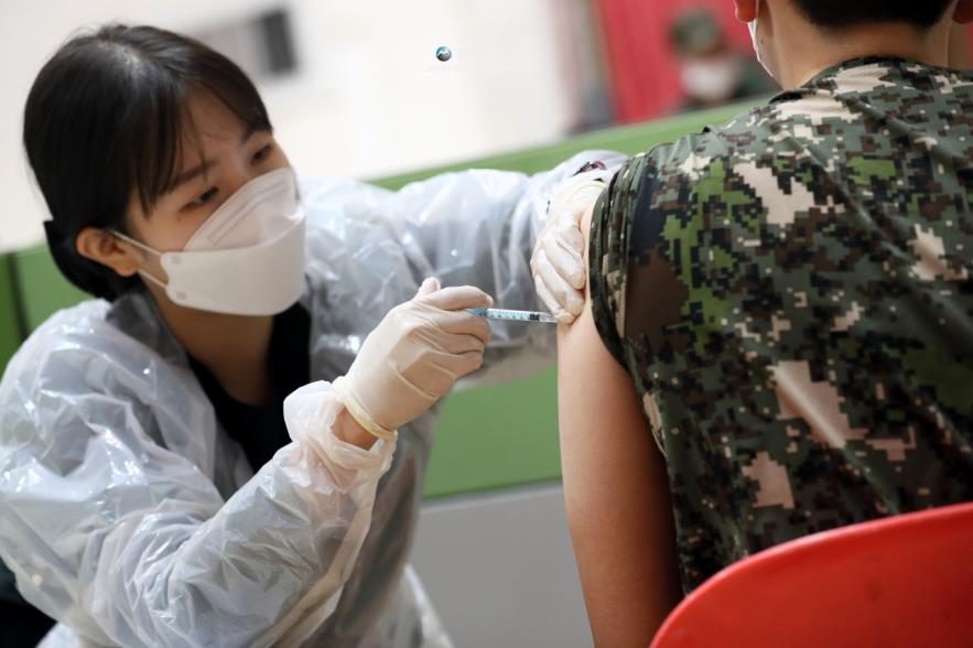 A soldier receives a booster COVID-19 shot. (Yonhap)