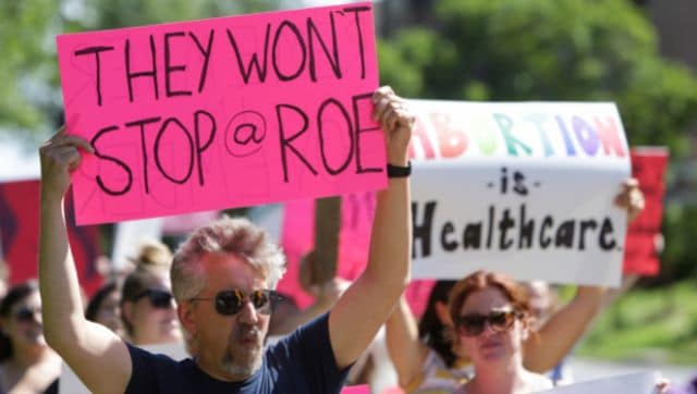 堕胎禁令:在最高法院推翻罗伊诉韦德案后，民主党人和相关团体迅速筹集了8000多万美元