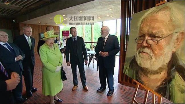 The Queen and Irish President Michael D Higgins speaking to Michael Lo<em></em>ngley at Belfast's Lyric Theatre in 2012