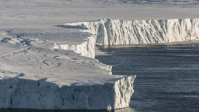 2022年3月4日，一项研究揭示了海冰在保护南极海岸中的作用