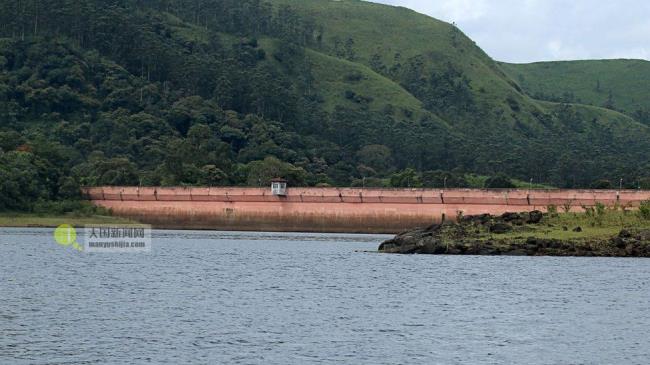 File photo showing Mullaiperiyar Dam stretching from the lake to a luscious hillside with trees