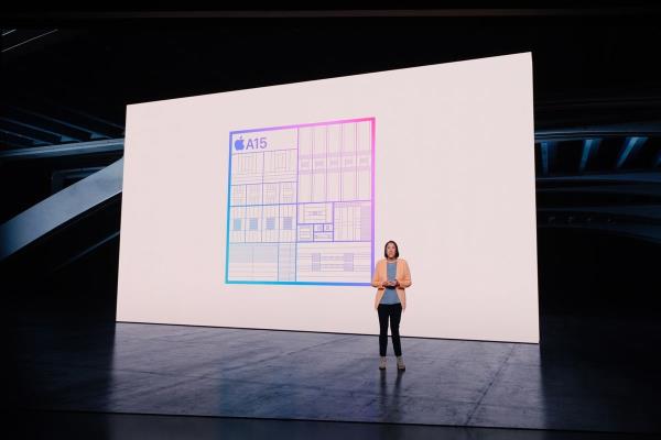 Image of the A15 chip being shown off on one of Apple’s slides.