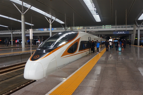 网传中国高铁“一公里耗电一万度”？太假了：实际能耗超低