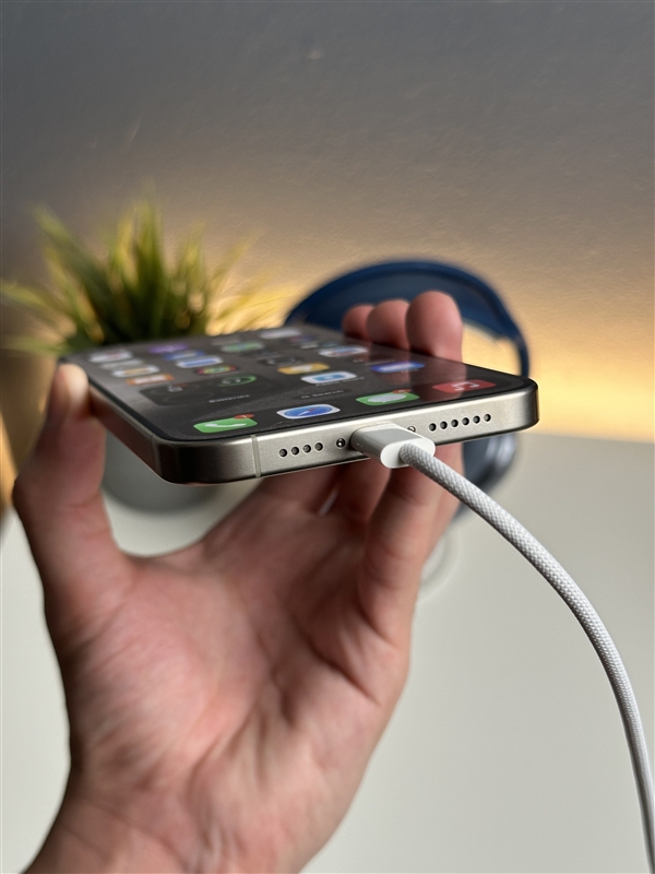 老外入手iPhone 15 Pro Max：对苹果换USB-C口不敢相信